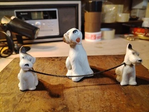 Vintage Dog Set Off Three Dogs 1960rra Mum And Two Pups With Chains Small Set - Picture 1 of 3