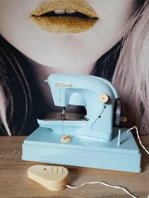 ANCIENNE MACHINE À COUDRE "MA COUSSETTE" A PILES JOUET ENFANT VINTAGE  - Photo 1/4