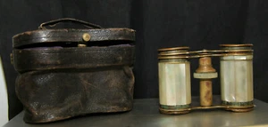 altes Opernglas Theaterglas Fernglas PERLMUTT MESSING mit Lederhülle - Bild 1 von 12