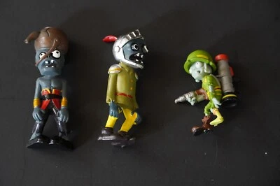 LOTE DE 3 FIGURAS DE ACCIÓN PLANTAS VS ZOMBIES Foto 1 de 2