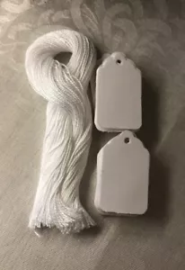 100 etiquetas de precio blancas pequeñas perforadas a mano con cuerdas sin cuerdas 67 lb cubierta stock - Imagen 1 de 2