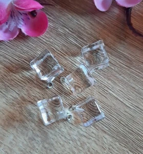 Lot de 2 breloques glaçon transparent, 1.2 x 1.2 cm, neuf - Imagen 1 de 2