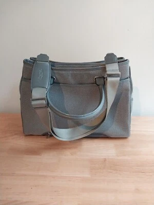 TUMI Earl 灰色尼龙可扩展收纳盒笔记本电脑公文包状况完好。 — 第 1/4 张图片