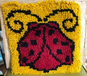 Gancho de cierre vintage Shag Ladybug colgante de pared almohada superior 12 x 12 - Imagen 1 de 5