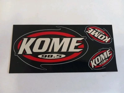 PEGATINAS VINTAGE AÑOS 90 KOME 98.5 LOGOTIPO NEGRO TIENDA DE MÚSICA WHEREHOUSE PROMOCIONALES Foto 1 de 4