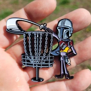 Pin de golf de disco - accesorio de bolsa perfecto. Gráficos divertidos y detallados. Pin de estante superior - Imagen 1 de 2