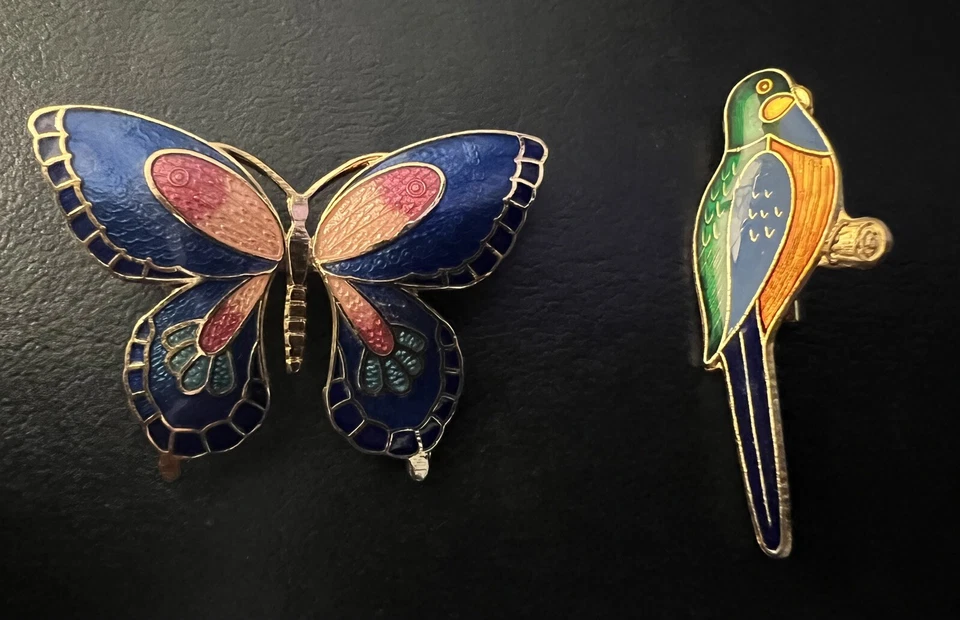 2 ENAMEL BROOCHES ONE SIGNED PAROKEET & BUTTERFLY - J107 - Image 1 of 4