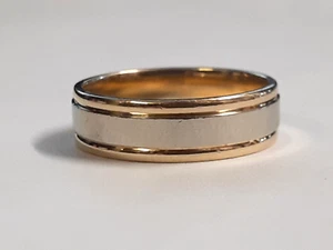 (RI4) 10k Two-Tone Gold Men's Wedding Band (4.6 Grams) Size 8.5 (6 MM) - Picture 1 of 4