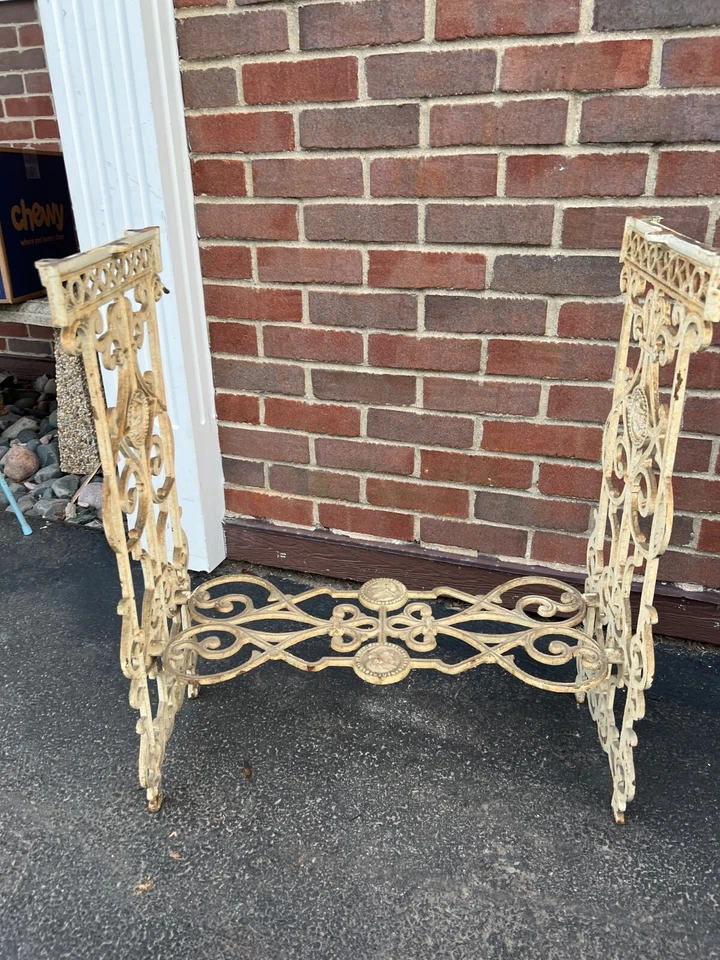 Antigua mesa industrial steampunk con base de pedal para máquina de coser de hierro fundido blanco Foto 1 de 4