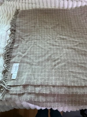 Manta Boll & Branch Alpaca Plaid TAN 51" X 73" --UBICADA LIB2WHTBXRED Foto 1 de 4