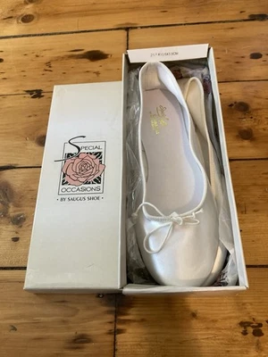Специальные случаи на Saugus обуви размер 10,5 слоновой кости атласные балетки новый - Изображение 1 из 4