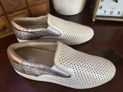 Gdefy Gravity Defyer Slip On Loafers Women's Size 10 M  Casual Flats Shoes  - Image 1 of 4