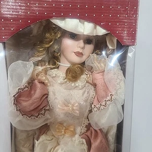 Porzellan viktorianische 18 Zoll Puppe goldenes Haar blaue Augen, mit Handtasche Perlenkette Hut - Bild 1 von 9