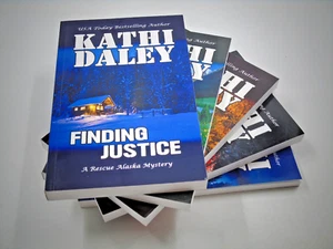Kathi Daley, Rescue Alaska Mystery, Almost Complete Serie Books 1-5 Paperback - Foto 1 di 12