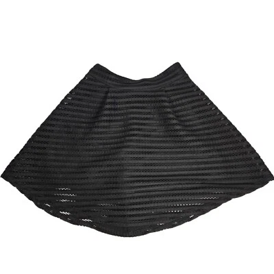 Minifalda Guess Negra Crochet Forrada Cremallera Dorada Acampanada Fiesta Talla S Dark Academia Foto 1 de 4