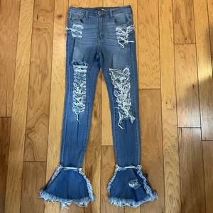 Fashion Nova Fray What You Mean Flare Leg Jeans Gr. 13 Medium Wash Distressed Neu mit Etikett - Bild 1 von 13