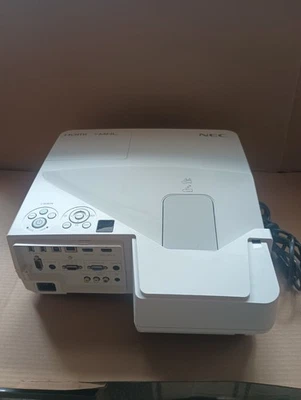 Proyector LCD de ultra corto alcance NEC WUXGA HDMI VGA | NP-UM361X Foto 1 de 4