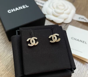 NUEVO Chanel Oro y Cristal LOGO Pequeño CC Pendientes Clásicos ABE100Y02003Z2800 - Imagen 1 de 3