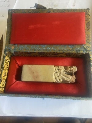 AN ELEGANTLY CARVED CHINESE NATURAL SHOUSHAN STONE DRAGON SEAL. LATE 20TH CENTUR - Image 1 of 4