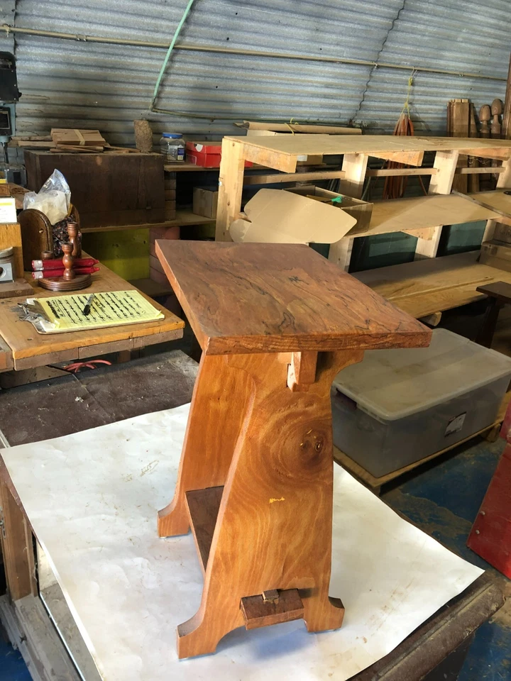 Mesas de ocasión, hechas a mano Foto 1 de 1