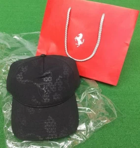 Cappellino mimetico racing maglia nera ricamato logo Ferrari con etichetta e shopper vari raro - Foto 1 di 13