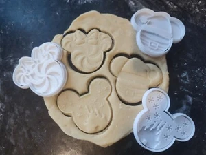Disney Christmas Set Cookie Cutter/Embosser/ Play Doh - Picture 1 of 4