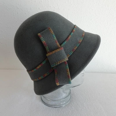 Шерстяная шапка-клош Adora серая войлочная цветная отделка бант один размер стиль 1920-х - Изображение 1 из 4