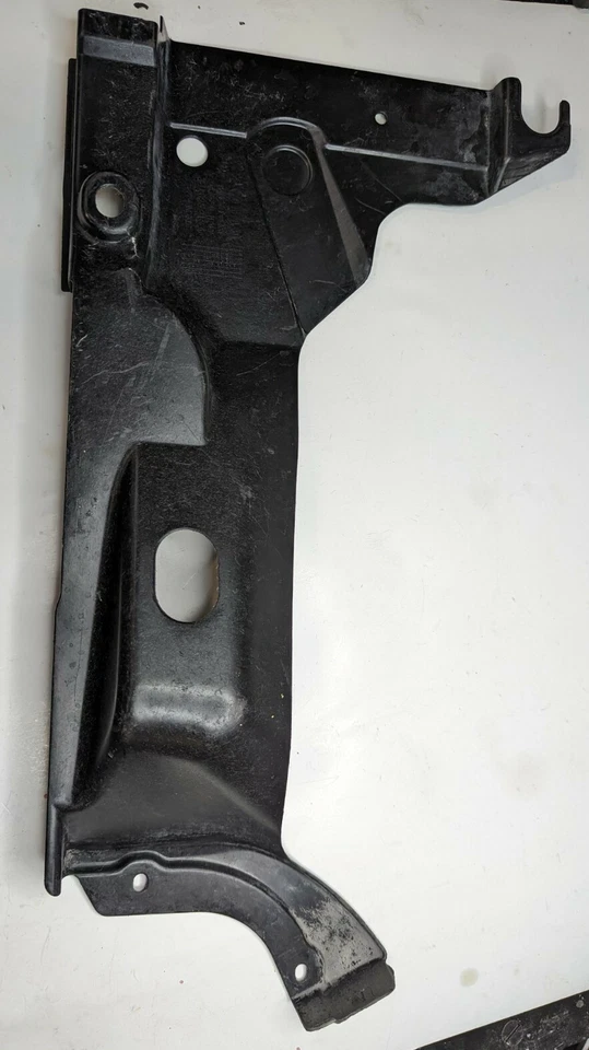 AUDI A4 S4 QUATTRO 2002-2009 - CONDUCTOR TRASERO IZQUIERDO Panel protector inferior de la carrocería / Forro Foto 1 de 3