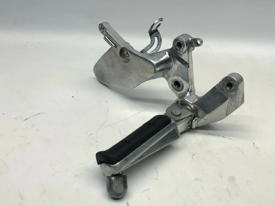 Reposapiés derecho Yamaha FZR600R Right Riders foot rest hanger clavija (1) 95' Foto 1 de 4