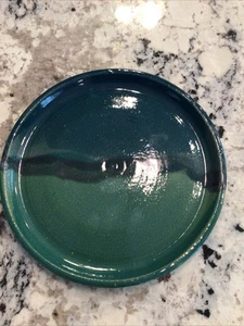 Tazón de plato esmaltado azul/verde lanzado a mano cerámica artística 9" con iniciales de artista usado en excelente estado - Imagen 1 de 5