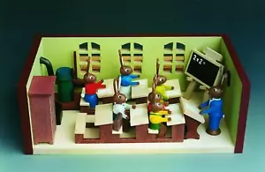 Miniaturstube Klassenzimmer mit Hasenlehrer BxHxT 11x4x6 cm NEU Seiffen Miniatur - Bild 1 von 1