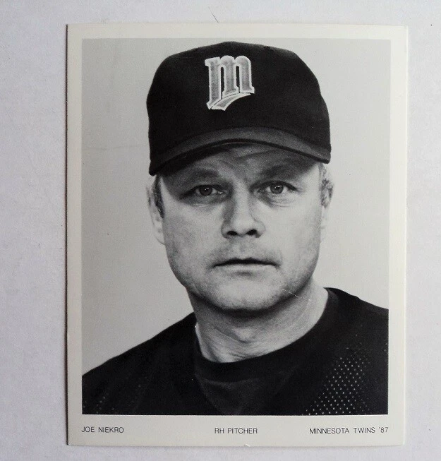 Foto emitida por el equipo Joe Niekro Twins 1987 4" x 5" en blanco y negro - Foto 1 de 1