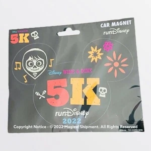 Neu mit Etikett! Disney Parks - RunDisney 2022 - Wine & Dine 5K Auto Magnet - Coco - Bild 1 von 1