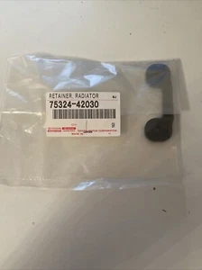 Retenedor de placa de identificación - Toyota 75324-42030 - Imagen 1 de 1