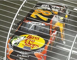 HANDSIGNIERT 2016 Martin Truex Jr. #78 Bass Pro Shops Racing COCA-COLA 600 CHARLO - Bild 1 von 1