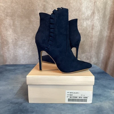 Botines de tacón alto JustFab "Latrice" azul marino de gamuza sintética. Botines con volantes. 9 Foto 1 de 4