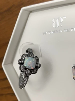 Pendientes Bomb Party Oct 2025 ER56417 Loop Me In Love ópalo blanco lechoso en hema Foto 1 de 4