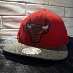 Mitchell & Ness Chicago Bulls 2 Tone Snapback Cap Hat - Red/Black/Grey - Picture 1 of 8