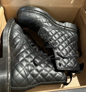 Botas Acolchadas Dr Martens Coralie Daino Negras Talla 8 EE. UU./39UE Bolsa Antipolvo Y Caja. - Imagen 1 de 9