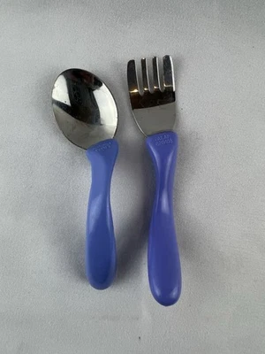 Juego de tenedores y cucharas para niños pequeños púrpura con asas ergonómicas de Little People Foto 1 de 4