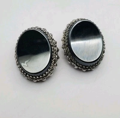 Pendientes de clip de hematita chapados en plata vintage de Whiting & Davis Co. con clip de 1,125" Foto 1 de 4