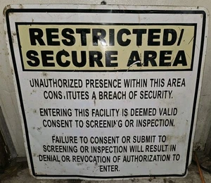 LETRERO DE GOBIERNO ESTILO ÁREA 51 INSTALACIÓN SEGURA RESTRINGIDA DE COLECCIÓN 24" X 24" - Imagen 1 de 5