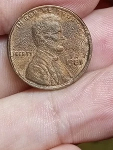 1981P Lincoln Memorial Cent EF/AU Struck Through Grease and Laminate. - Picture 1 of 2