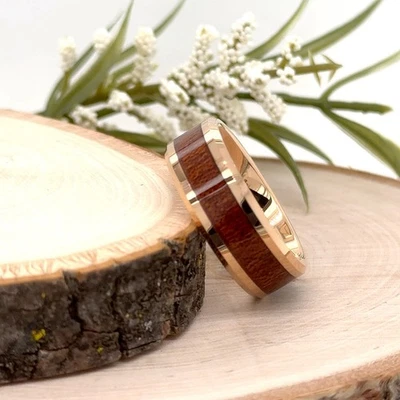 Anillo de carburo de tungsteno de oro rosa de 8 mm con incrustaciones de madera natural banda de Navidad pulida Foto 1 de 4