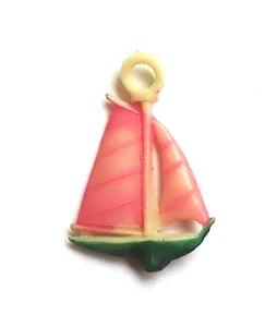 Vintage Zelluloid Cracker Jack Kaugummiball Charm, grünes Segelboot mit rosa Segeln, Japan - Bild 1 von 2