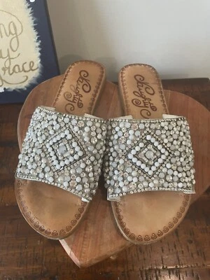 SANDALIAS DE CUERO CON CUÑA BLANCAS CON CUENTAS DE DIAMANTES DE IMITACIÓN DE MONO TRAVIESO Slides Foto 1 de 4