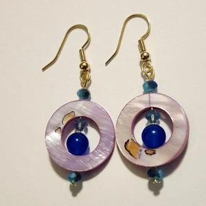 Círculo morado con pendientes de cuentas azules hechos a mano - Imagen 1 de 4