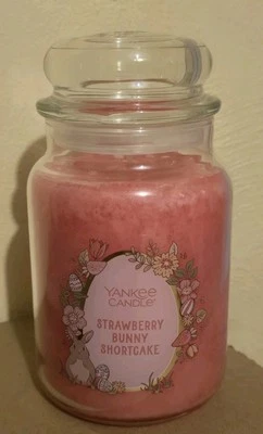 NOVO Yankee Candle STRAWBERRY BUNNY SHORTCAKE 22oz Vela Frasco Grande 🍓🐰 - Imagem 1 de 3