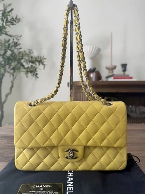 Bolso Chanel Clásico Doble Solapa Acolchado Piel de Cordero Medio Amarillo Foto 1 de 4