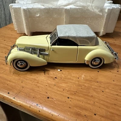 Franklin Mint 1937 Cord 812 Phaeton Coupe 1:24 Scale Die Cast Model Car - Image 1 of 4